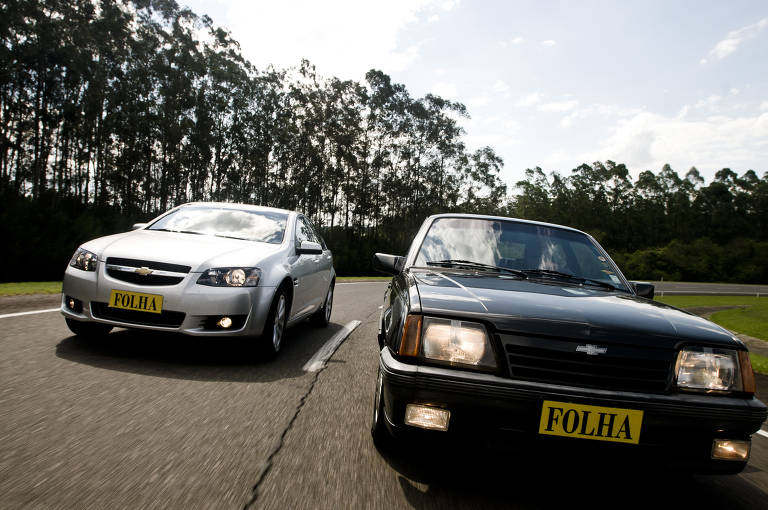 Chevrolet Monza Classic SE 500 E.F. (à dir.) ao lado do Omega CD 3.6 Fittipaldi V6, fabricado na Austrália