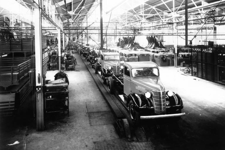 Caminhão Chevrolet Gigante 1938 no fim da linha de produção