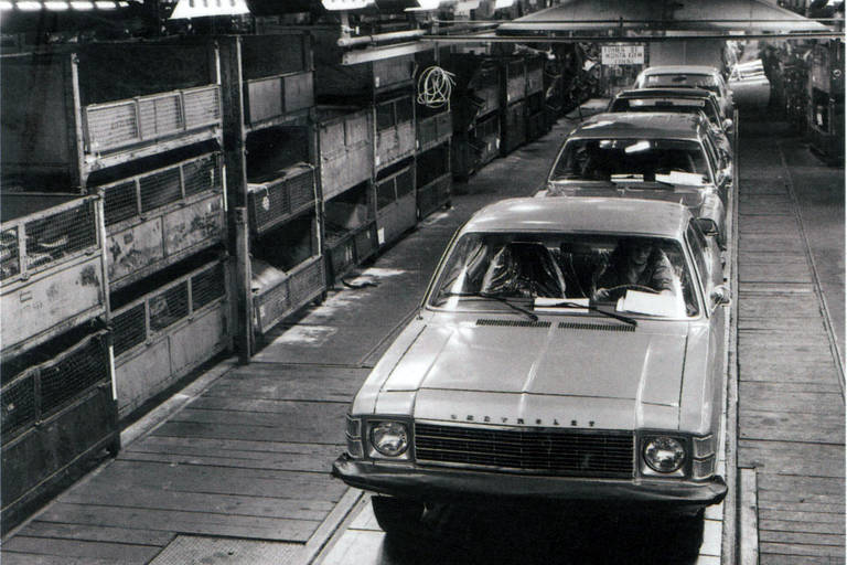Chevrolet Opala na linha de produção, na década de 1970