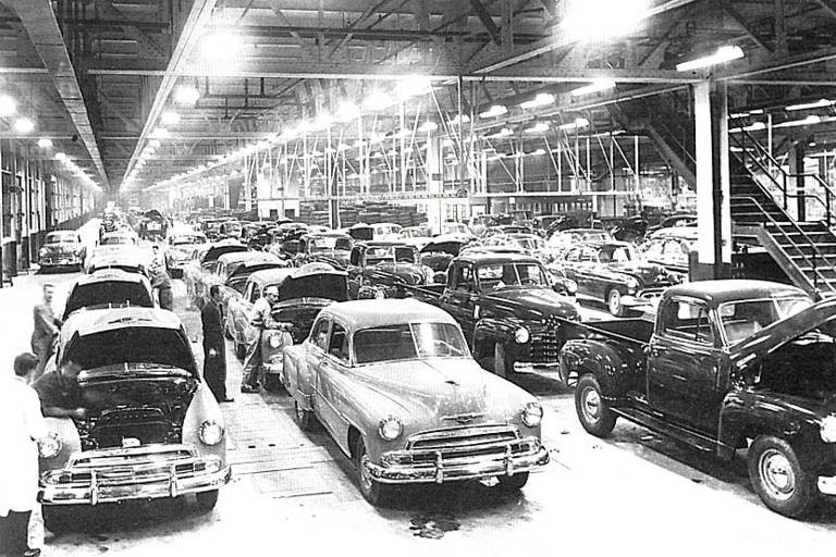 Linha de montagem da General Motors do Brasil em São Caetano do Sul (ABC), nos anos 1950