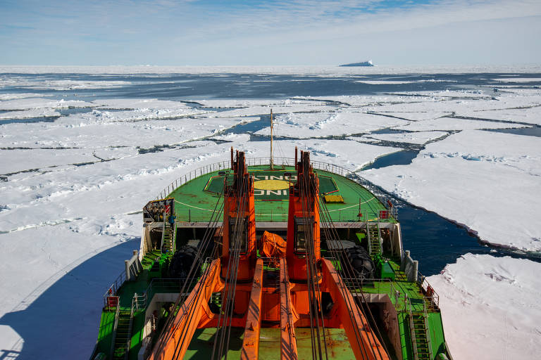 Navio científico quebra-gelo Akademik Tryoshnikov