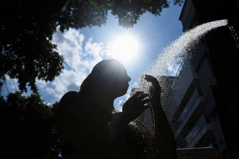 Silhueta de cabeça de mulher e água jorrando; o céu está azul， com sol forte