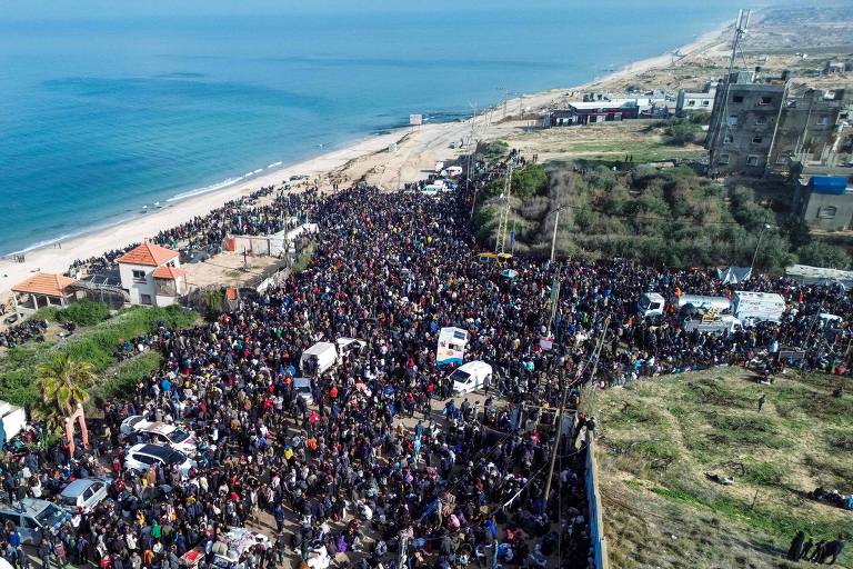 Foto aérea de região de praia mostra multidão aglomerada