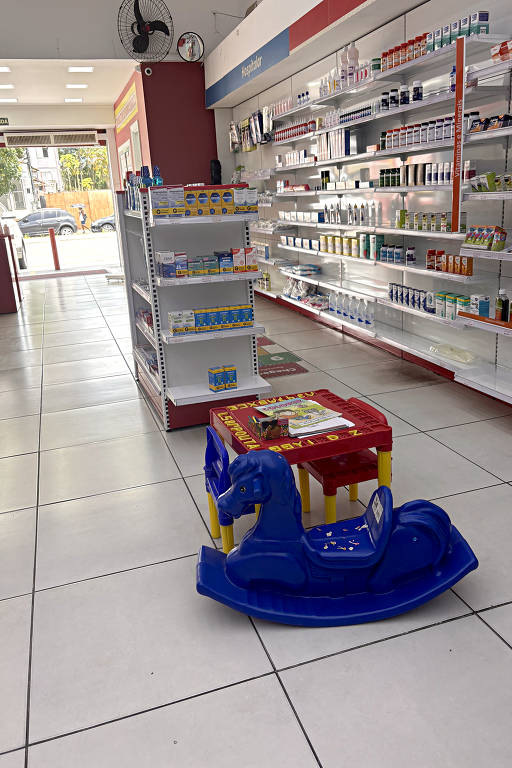 Brinquedos na Farmácia Professor, em Santos: só 5% das vendas são voltadas ao público infantil.