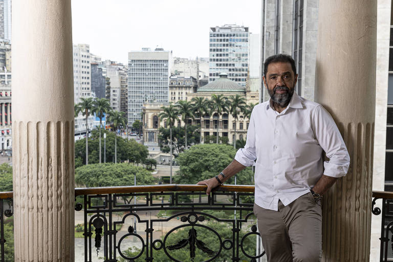 Totó Parente， novo secretário municipal de cultura e economia criativa da cidade de São Paulo， na sacada do seu gabinete no edifício Sampaio Moreira， no centro da capital