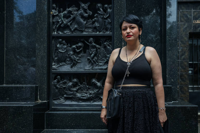 Fabiana Petreli já foi em outras visitas e o túmulo que mais gosta é o da poetisa Francisca Júlia, que conta com uma réplica de uma obra de Victor Brecheret, a Musa Impassível