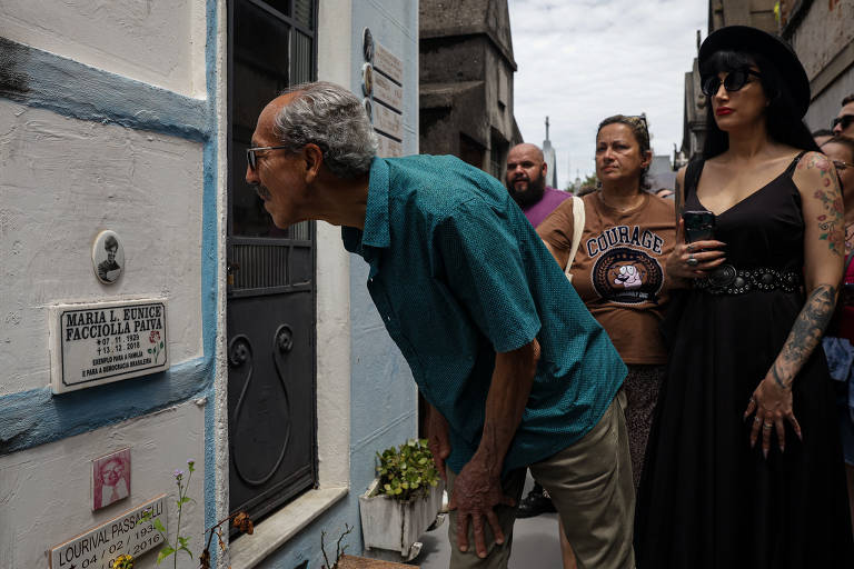 Edson Vital, 81, em frente ao túmulo Eunice Paiva, no cemitério do Araçá