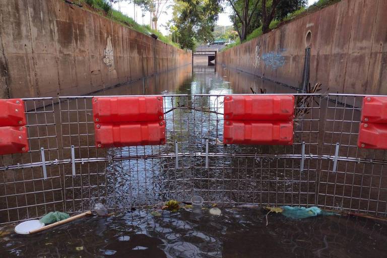 Ecobarreira instalada para coletar resíduos urbanos presentes em córregos e rios da região metropolitana de SP