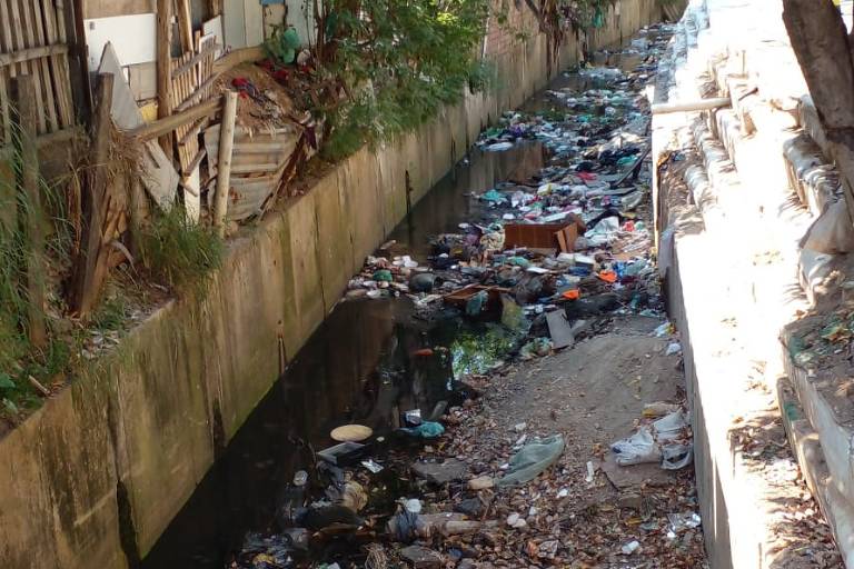 Resíduos urbanos presentes em córrego da Vila Maria na zona norte de São Paulo