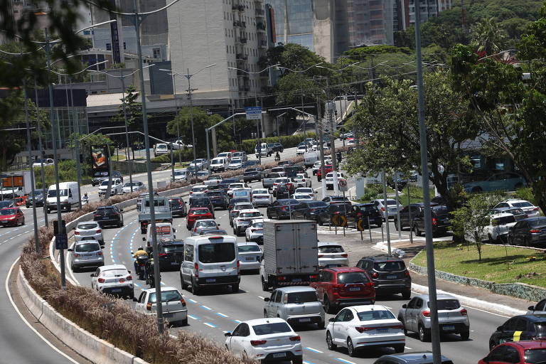 Trânsito lento na Av 23 de Maio， próximo ao viaduto Tutóia na zona sul de São Paulo 