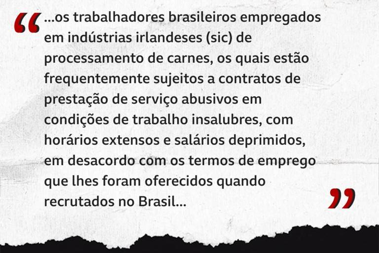 O texto menciona as dificuldades enfrentadas por trabalhadores brasileiros em indústrias irlandesas de processamento de carnes， destacando contratos abusivos， condições insalubres， longas jornadas e salários baixos， em desacordo com os termos de emprego oferecidos no Brasil.