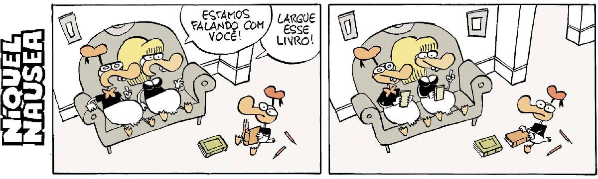 Quadrinho 01- O casal de patos vestidos está sentado no sofá. Ele tem um bonézinho laranja e ela uma cabeleira loira. Um patinho, filho deles está sentadinho no chão, lendo um livro. O casal de patos diz para a criança: Estamos falando com você! Largue esse livro!  Quadrinho 02- O casal pega seus celulares. Ela tem o dedo em riste, rolando a tela. O patinho fecha o livro e olha para os pais espantado.