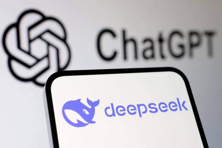 A imagem mostra um dispositivo móvel com o logotipo da 039;deepseek039; em destaque na tela. Ao fundo， estão os logotipos de 039;ChatGPT039; e um símbolo que parece um nó ou entrelaçamento， representando uma marca de tecnologia.
