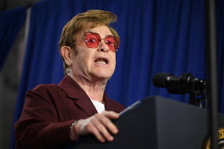 O músico Elton John durante a abertura do Stonewall National Monument Visitor Center em Nova York， nos Estados Unidos， em 2024