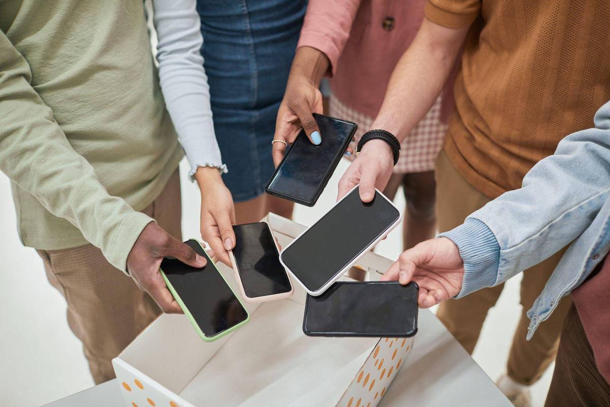 'não adianta escola proibir celular e os pais continuarem deixando usar 5 horas seguidas em casa'
