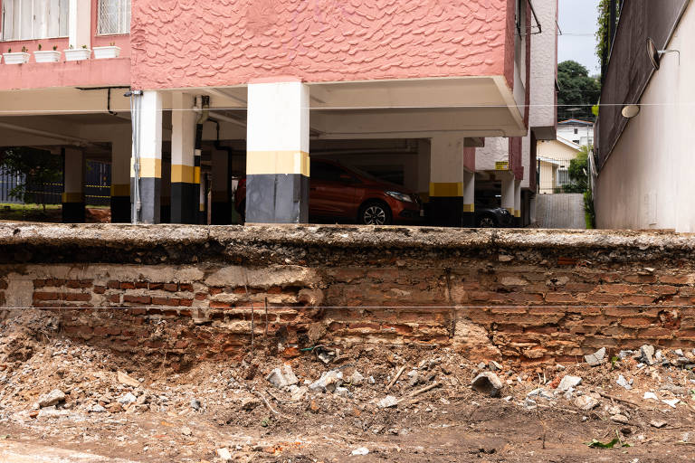 Destroços do muro que caiu na rua Romeu Perrotti, na Vila Madalena