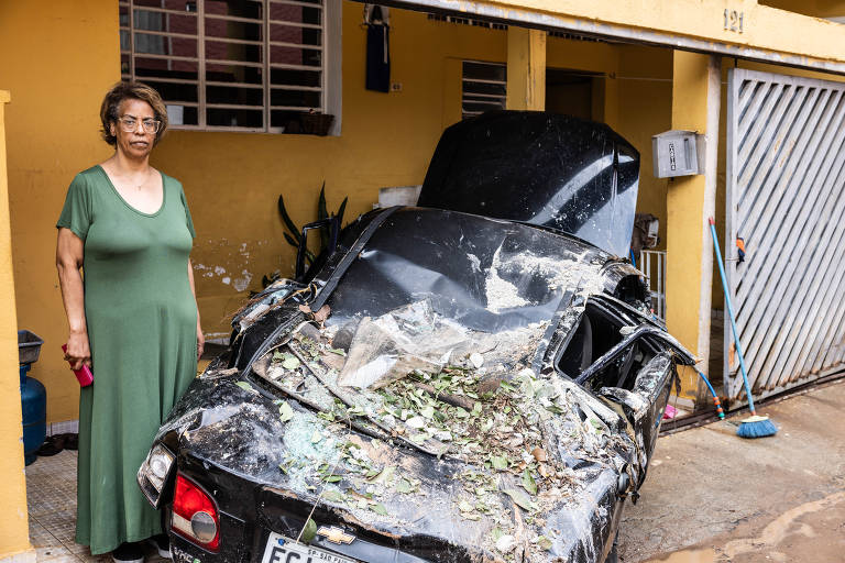 Sônia Maria Policarpo, 63, aposentado, ao lado de carro que destruiu portão de sua casa
