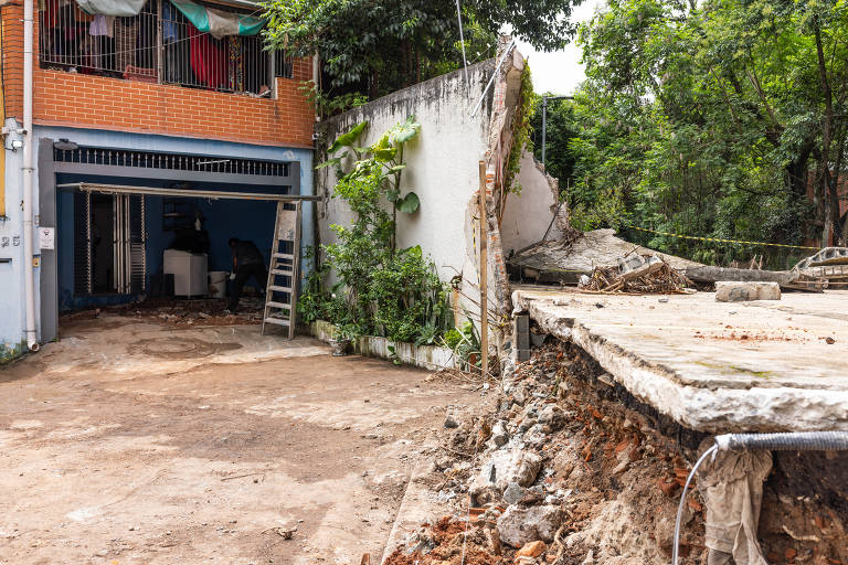 Destroços do muro que caiu por vazamento de córrego