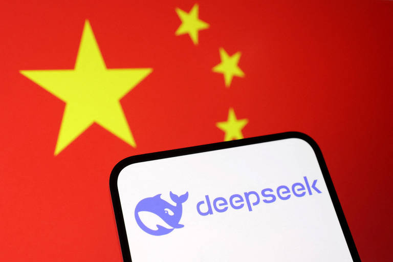 A imagem mostra um fundo com a bandeira da China， que é vermelha com estrelas amarelas. Em primeiro plano， há um dispositivo móvel exibindo o logotipo da Deepseek， que é um texto em azul com um ícone de um animal estilizado.