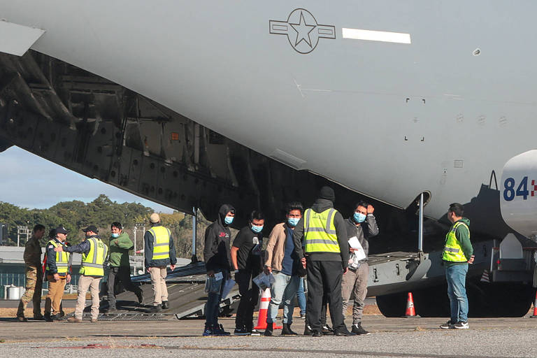 Migrantes guatemaltecos desembarcam de aeronave militar americana em base da Força Aérea da Guatemala， dias após a posse de Trump