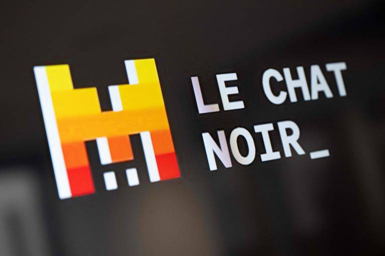 A francesa Mistral está no mercado com um chatbot homônimo, o Mistral Large. Seus resultados são similares aos do Llama, mas seu código foi fechado, após a empresa receber investimento da Microsoft