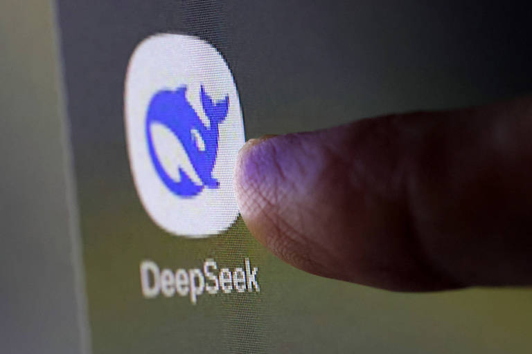 A imagem mostra um ícone do aplicativo DeepSeek， que apresenta um desenho de um rinoceronte em azul sobre um fundo claro. Um dedo está prestes a tocar o ícone， indicando uma ação de seleção ou abertura do aplicativo.
