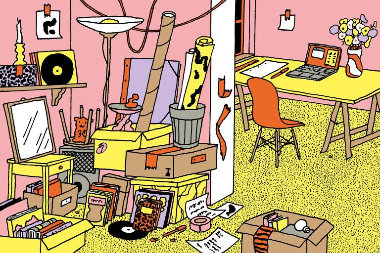 A imagem mostra um ambiente interno desordenado， com paredes rosa e um piso amarelo. Há uma mesa amarela com um computador portátil， papel e um vaso com flores. Ao redor， caixas de papelão， livros， discos de vinil e outros objetos estão espalhados pelo chão. Um espelho e uma lâmpada estão visíveis， assim como um rolo de papel e uma cadeira laranja. O espaço parece ser um estúdio ou um local de trabalho criativo.