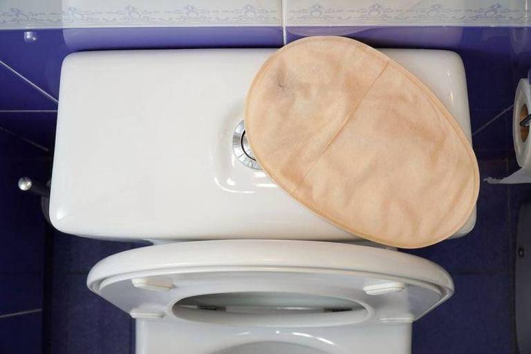 Bolsa de colostomia em cima de vaso sanitário
