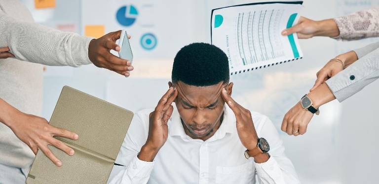 Segundo Pedro Shiozawa, doutor em Psiquiatria e cofundador da Great People Mental Health, as principais causas de transtornos mentais no trabalho incluem falta de recursos para realizar atividades, problemas de relacionamento, falta de reconhecimento profissional e financeiro e percepção de injustiça