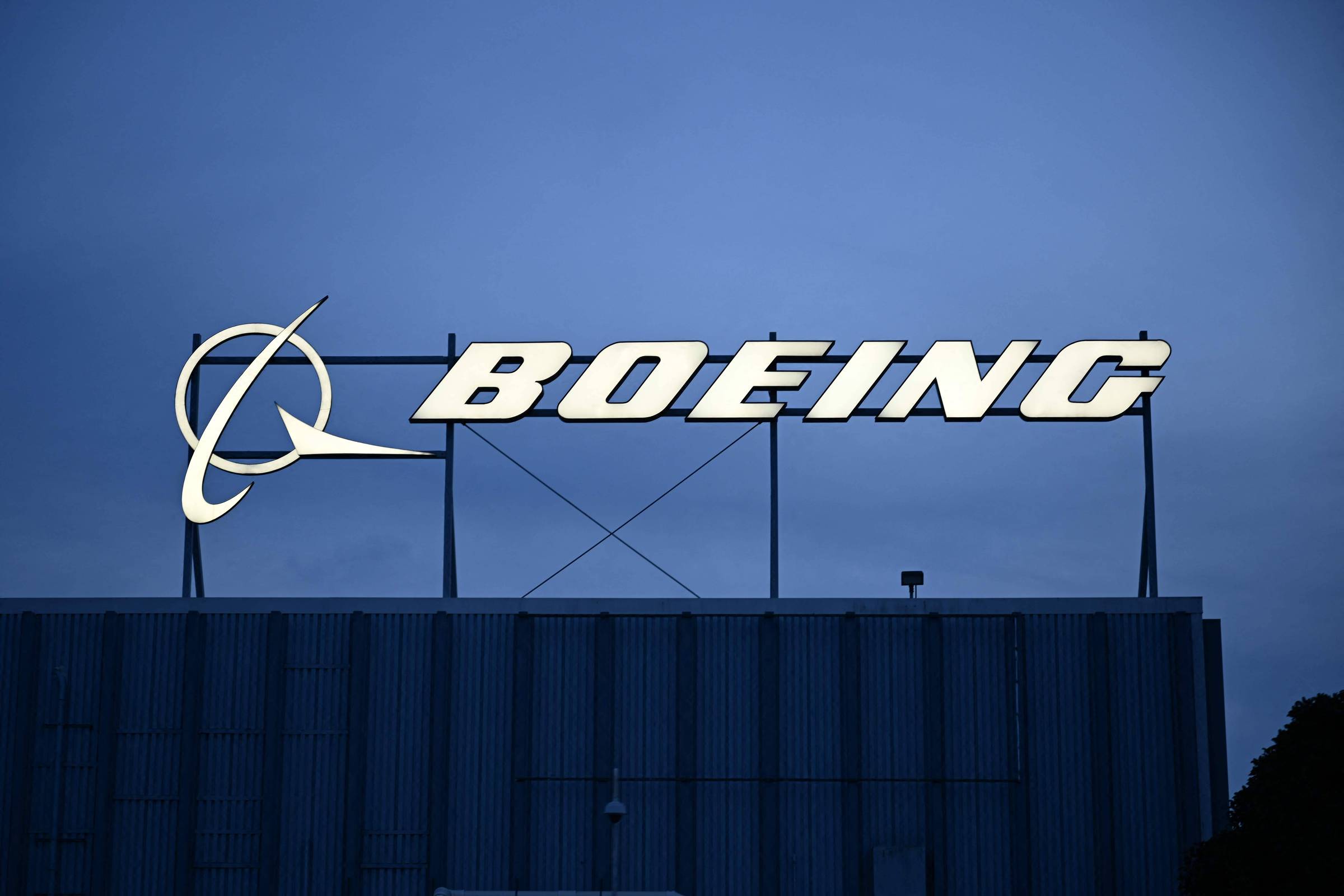 Boeing tem prejuízo de quase US$ 12 bi após ano marcado por crise