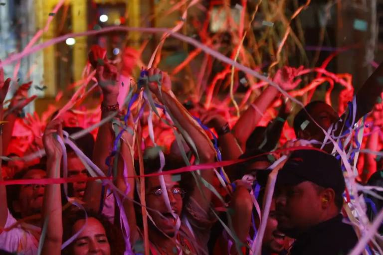 Foliões durante festa de Carnaval no Recife