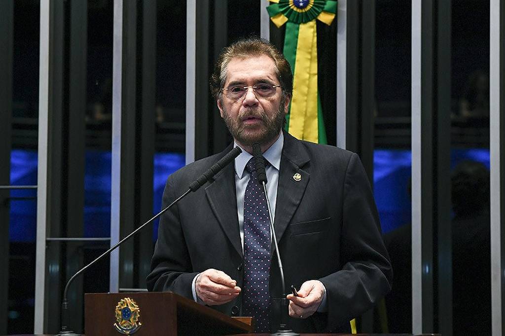 Único senador do PSDB diz que pode sair se houver fusão com PSD