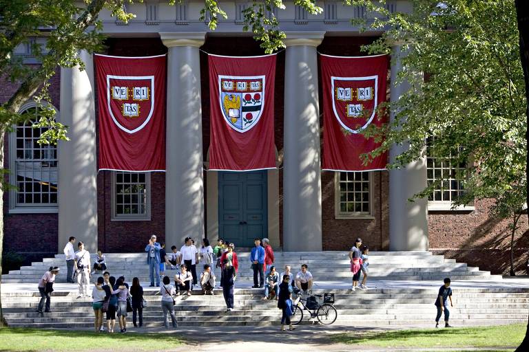 Fachada de um dos prédios do campus da Universidade Harvard， em Cambridge， Massachusetts， nos Estados Unidos. 