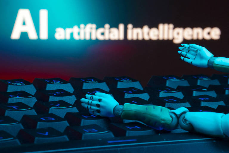 A imagem mostra uma mão robótica em cima de um teclado， com um fundo iluminado em azul. Ao fundo， há um texto que diz 039;AI artificial intelligence039;.
