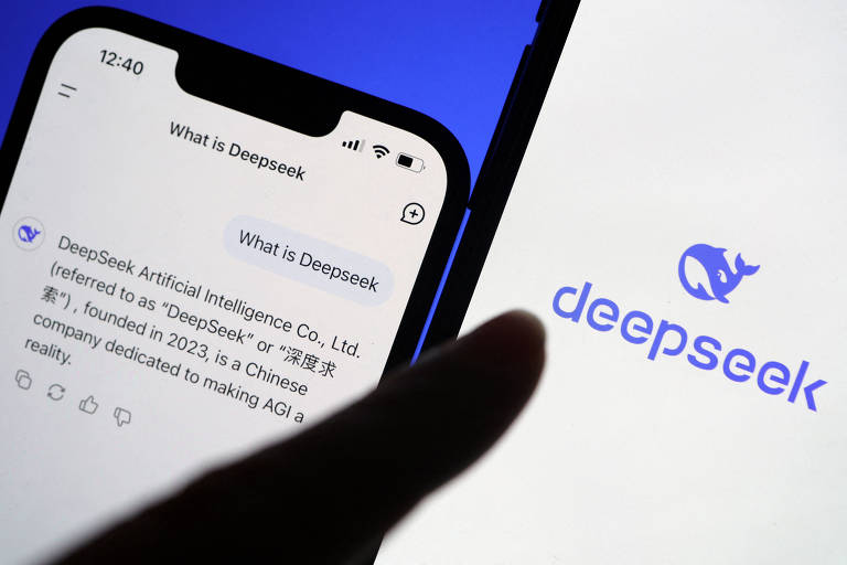 A imagem mostra um smartphone com uma tela exibindo informações sobre 039;Deepseek039; e um logotipo do Deepseek em um fundo azul. Um dedo está apontando para a tela do smartphone.