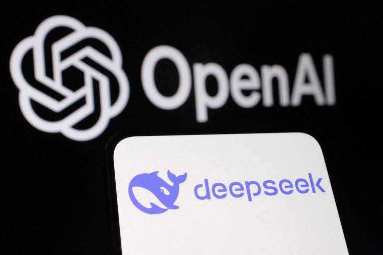 A imagem apresenta o logotipo da OpenAI em destaque， ao fundo， em uma cor clara sobre um fundo escuro. Em primeiro plano， há um cartão com o logotipo da DeepSeek， que é um desenho de um rinoceronte estilizado em azul， com o nome 039;deepseek039; escrito em letras minúsculas na mesma cor.