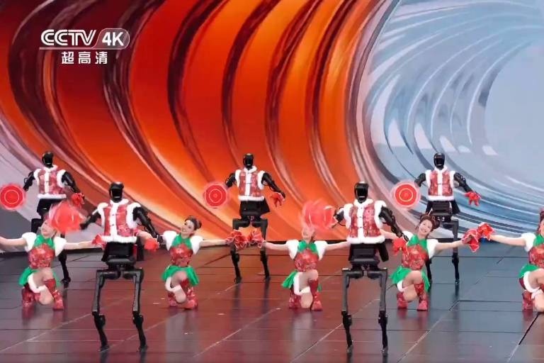 Robôs humanoides e bailarinas durante apresentação no programa de Ano-Novo na China， em 28 de janeiro de 2025