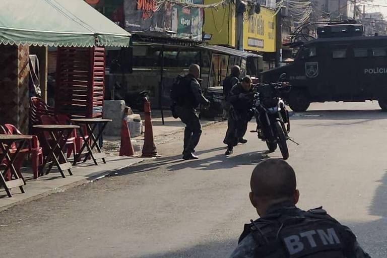 Policiais militares fazem verificações em veículos no interior do Complexo da Maré， na Zona Norte da cidade do Rio de Janeiro， na manhã desta quarta-feira (29).