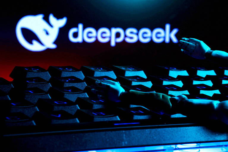 A imagem mostra um teclado iluminado em azul， com a parte superior do teclado visível. Ao fundo， há um logotipo da Deepseek em destaque， iluminado em branco. A iluminação cria um efeito de contraste entre o teclado e o logotipo.
