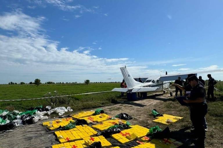 Pacotes de drogas encontradas dentro de aeronave na região de Entre Ríos， na Argentina