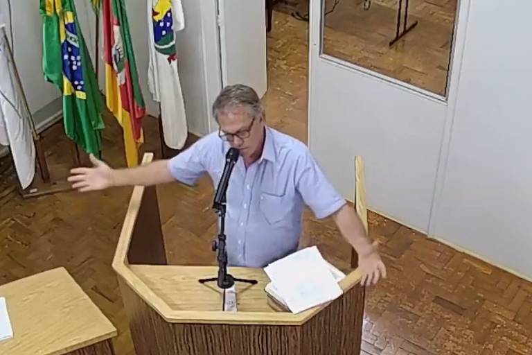 homem branco discursa ao microfone