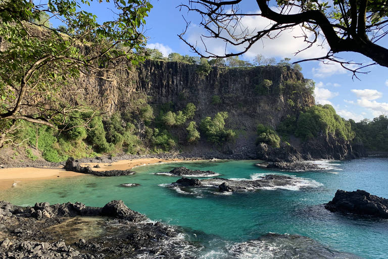 Baía dos Porcos， em Fernando de Noronha， vista a partir do mirante Dois Irmãos