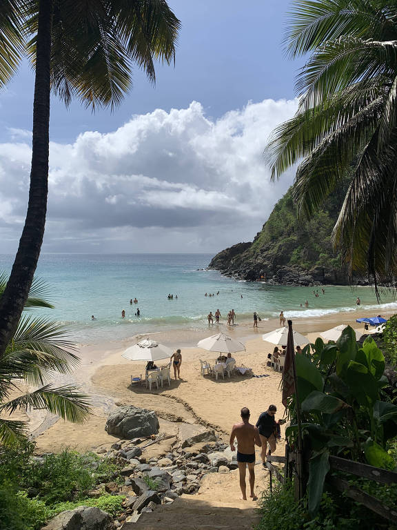 Entrada da praia do Cachorro， em Fernando de Noronha