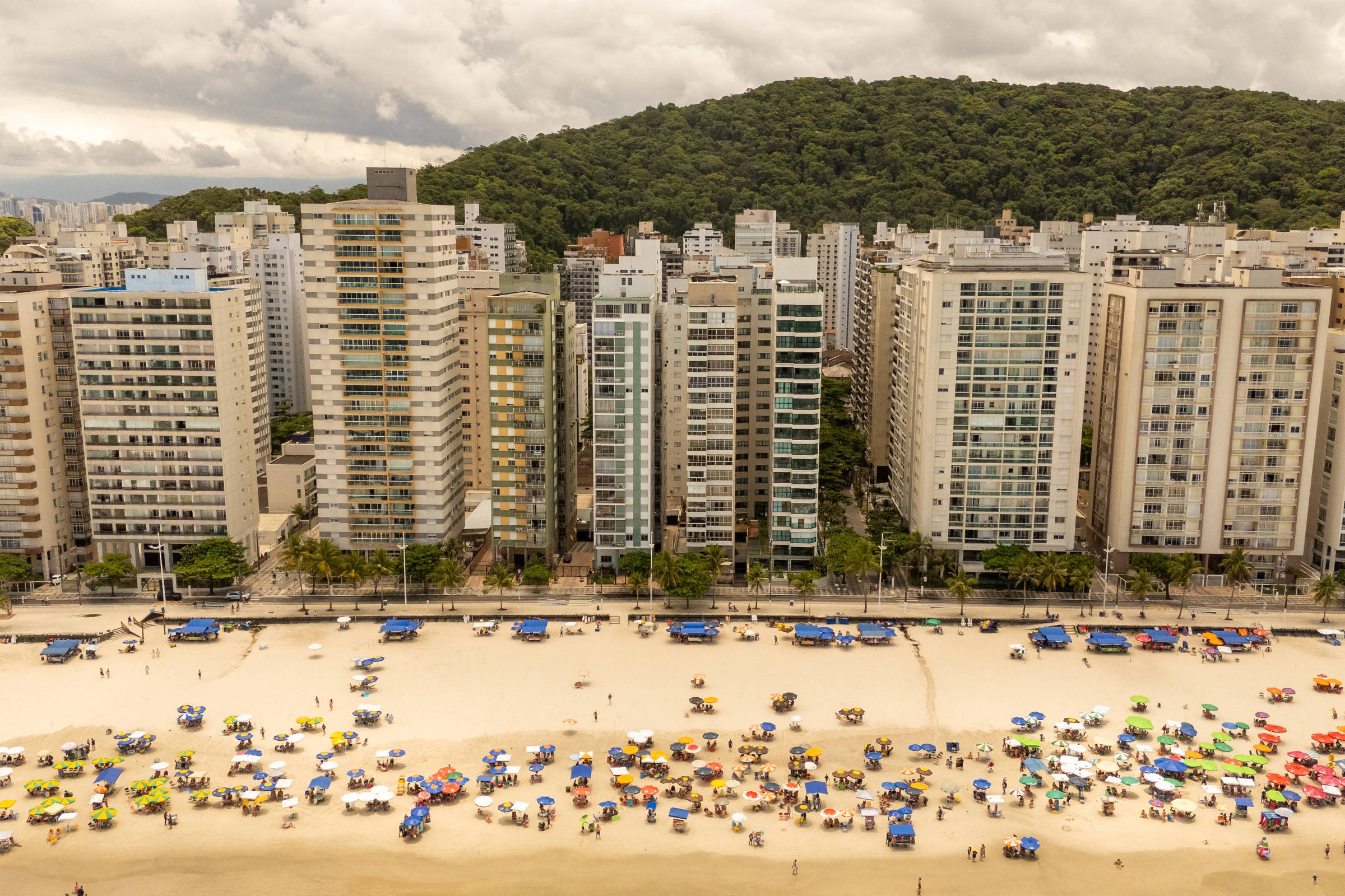 Três áreas de Guarujá recebem alerta extremo para deslizamento de terra