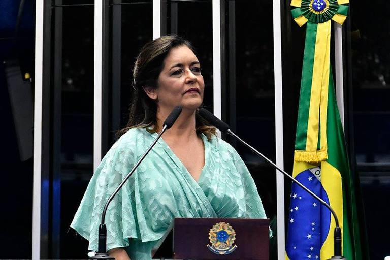 Senadora Eudocia Caldas com roupa verde claro discursa na tribuna do Senado