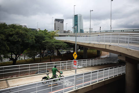 SÃO PAULO, SP, BRASIL, 30.01.2025: CICLOPASSARELA-TRANSPORTE - Inauguração da ciclopassarela Erika Sallum. A estrutura liga os distritos de Pinheiros e Butantã, sobre a marginal. (Foto: Zanone Fraissat/Folhapress)