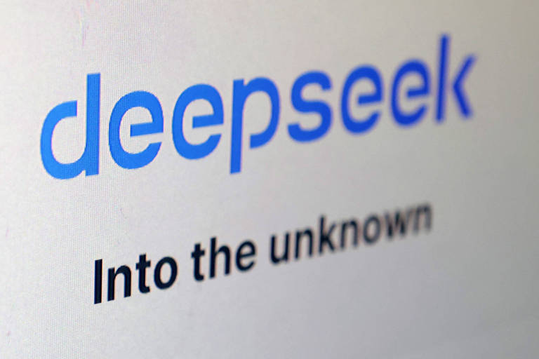 A imagem apresenta o logotipo da empresa Deepseek， onde a palavra 039;deepseek039; está escrita em azul， seguida pela frase 039;Into the unknown039; em preto， disposta logo abaixo.
