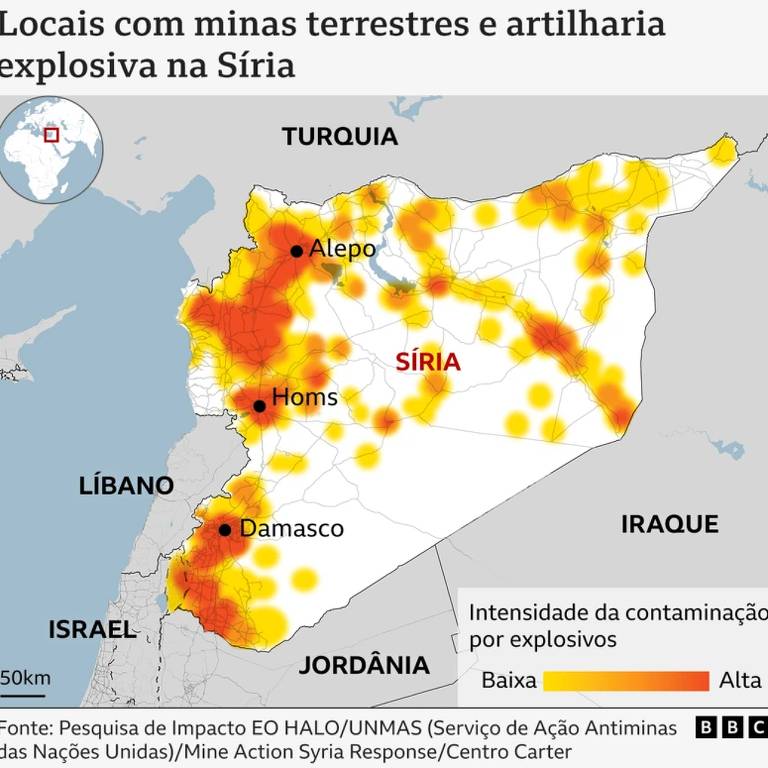 O mapa mostra os locais na Síria afetados por minas terrestres e artilharia explosiva. As áreas são representadas em diferentes intensidades de contaminação， variando de baixa (amarelo) a alta (vermelho). As cidades de Alepo， Homs e Damasco estão marcadas， assim como as fronteiras com Líbano， Israel， Jordânia， Turquia e Iraque. No canto superior esquerdo， há um pequeno mapa indicando a localização da Síria no contexto regional.