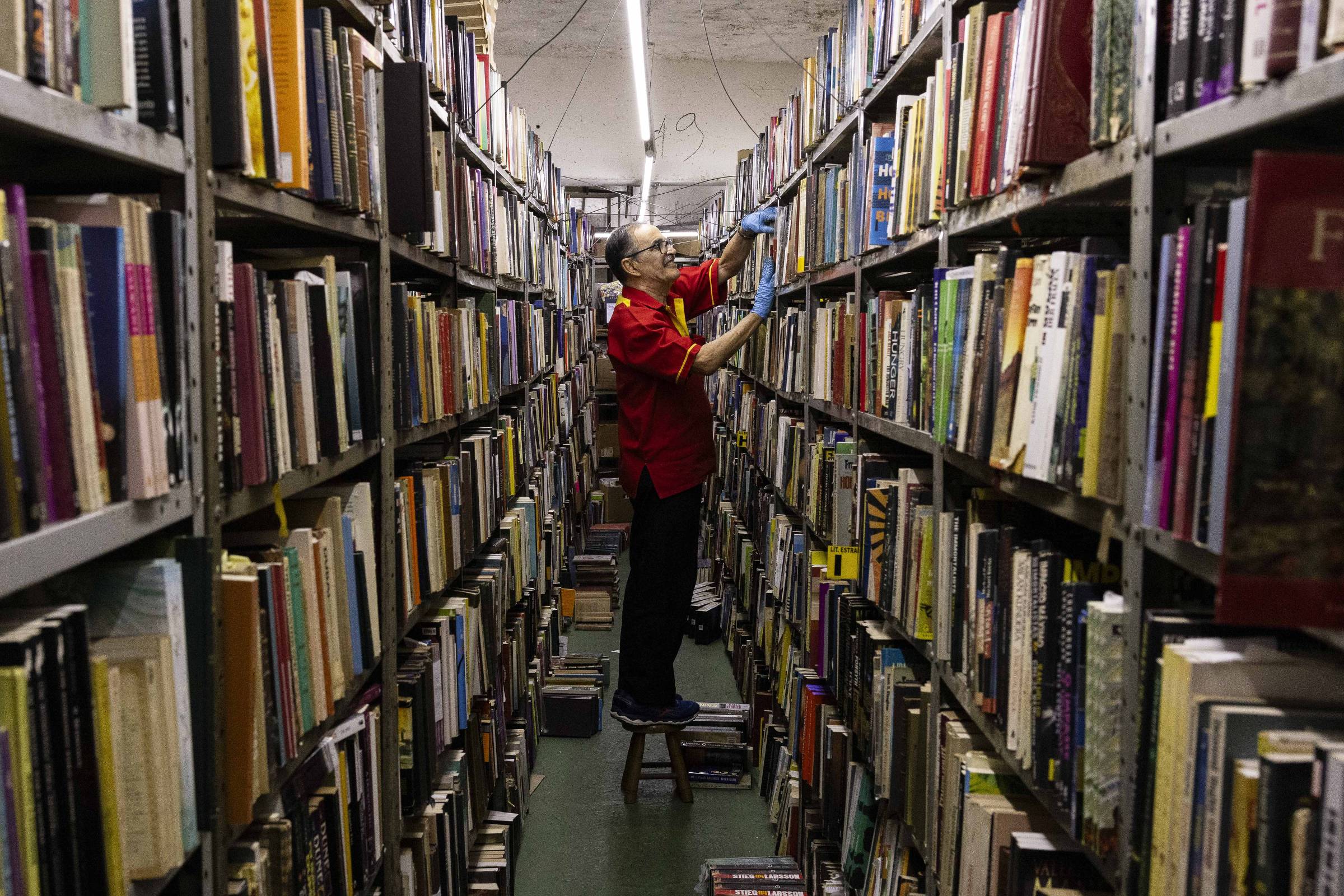 Como funciona o Sebo do Messias, com milhões de livros e operação de guerra