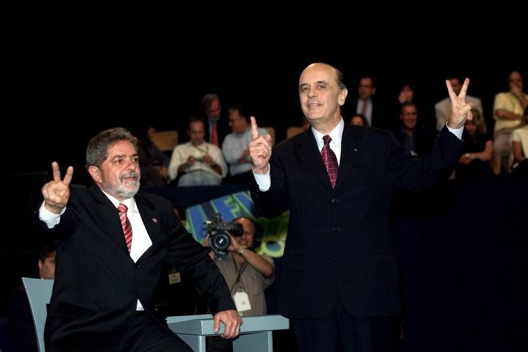 Serra foi derrotado por Lula (PT) em 2002 em meio a uma crise cambial, que desvalorizou o real em 1999, e o racionamento de energia de 2001; os tucanos tentaram atrelar o petista ao descontrole inflacionário e perda de investimentos; na imagem, Lula e Serra antes do debate do segundo turno na TV Globo